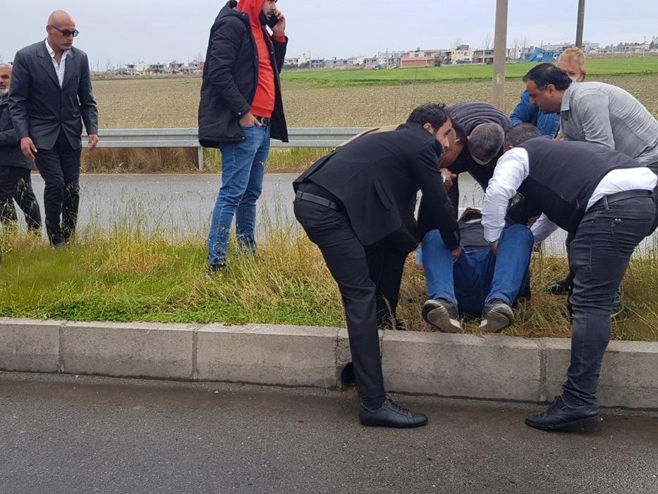 Kaza sonrası düşündüren görüntü! Yardım etmeseniz daha iyiydi