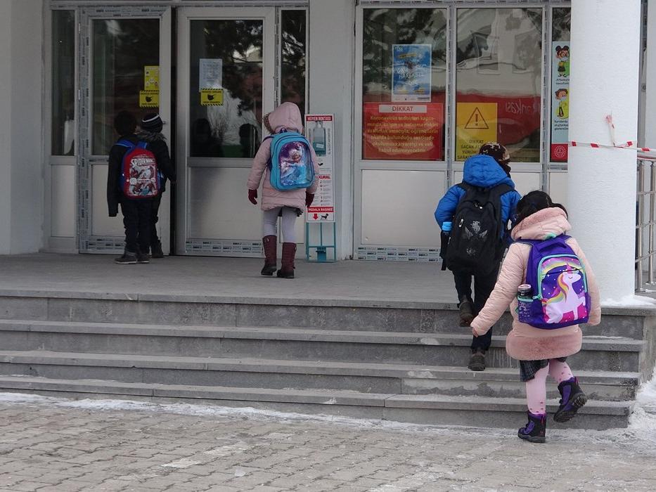 Mutasyonlu virüs 5 okulda yüz yüze eğitimi erteletti