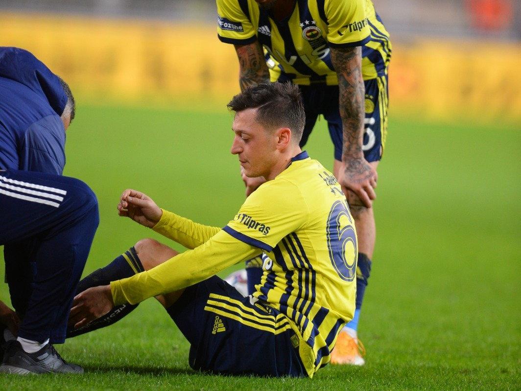 Son dakika | Fenerbahçe'de Mesut Özil şoku! Bileği döndü...