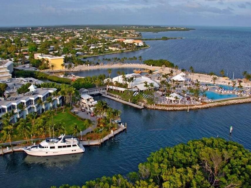 Florida'da zenginlerin yaşadığı site sakinleri, herkesten önce aşılandı
