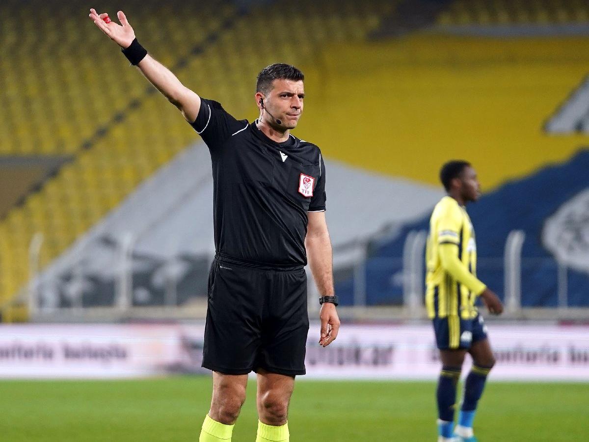 Fenerbahçe-Antalyaspor maçında Ümit Öztürk önce penaltı verdi sonra...