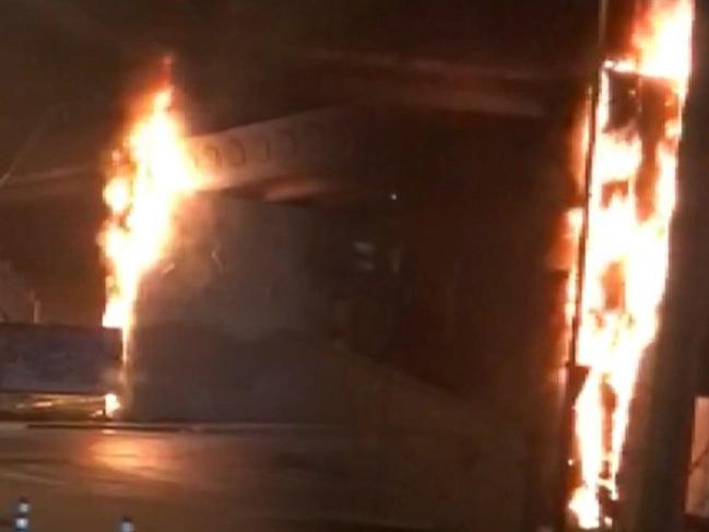 Bayrampaşa'da metro köprüsünün dekoru alev alev yandı