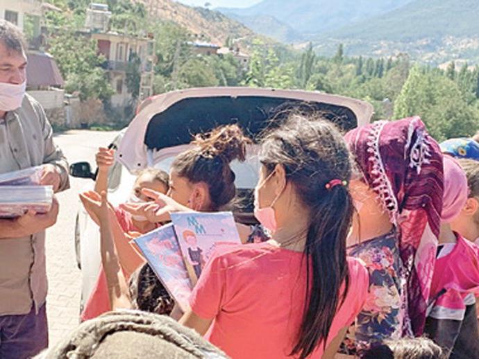 İnşaat işçisi köydeki çocuklara 50 bin kitap dağıttı