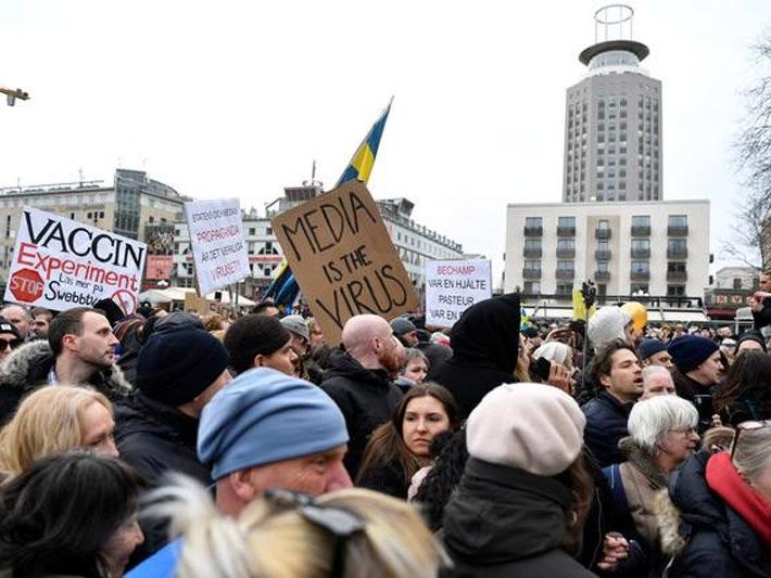 Stockholm'de yüzlerce kişi corona önlemlerini protesto etti