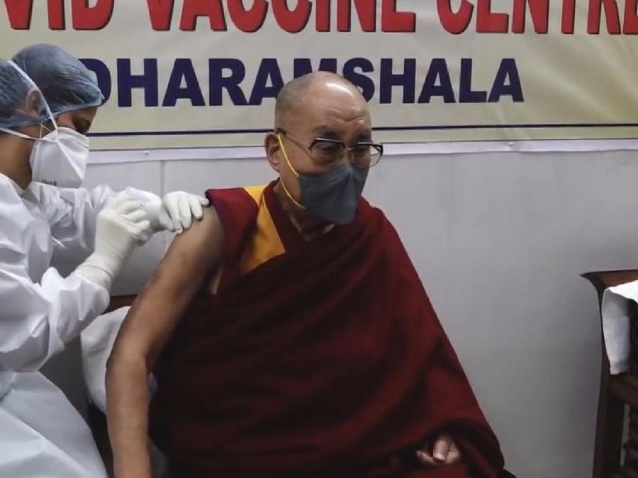 Dalai Lama coronavirüs aşısı oldu