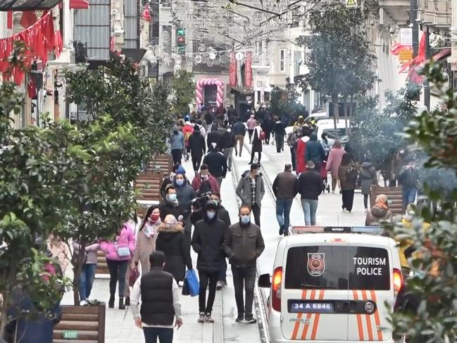 Sokağa çıkma kısıtlamasında Taksim Meydanı turistlere kaldı