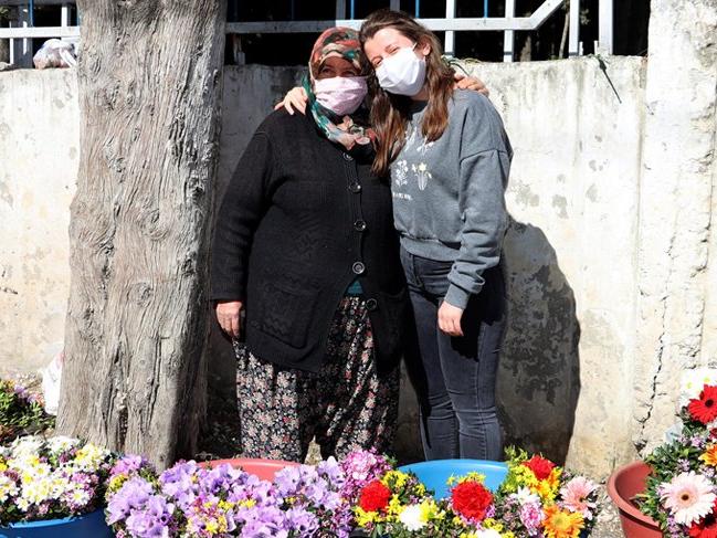 İki çocuk annesi çiçek satarak kızını Oxford Üniversitesi'nde okutuyor
