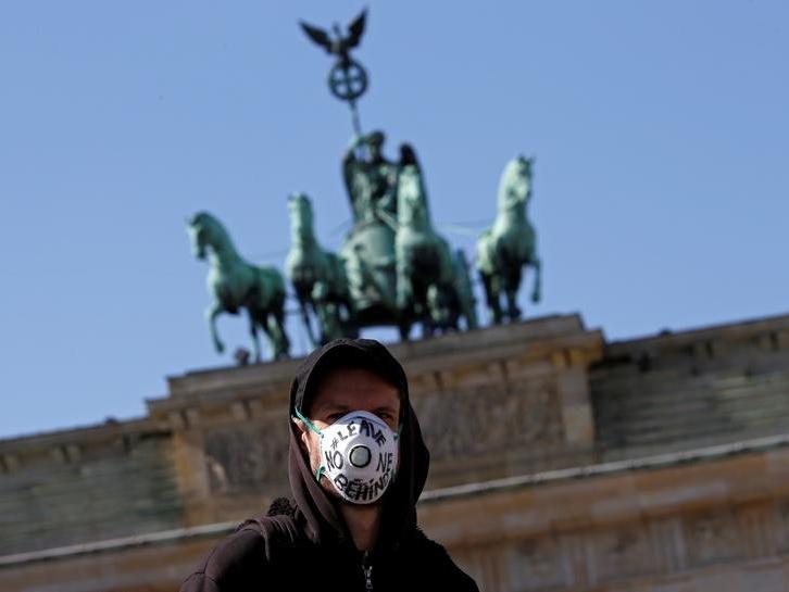 Almanya'da maske skandalı! İki milletvekili istifa etti