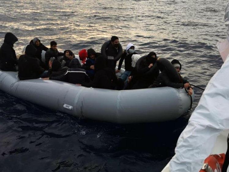 Yunan Sahil Güvenliği göçmenleri Türk karasularına itti