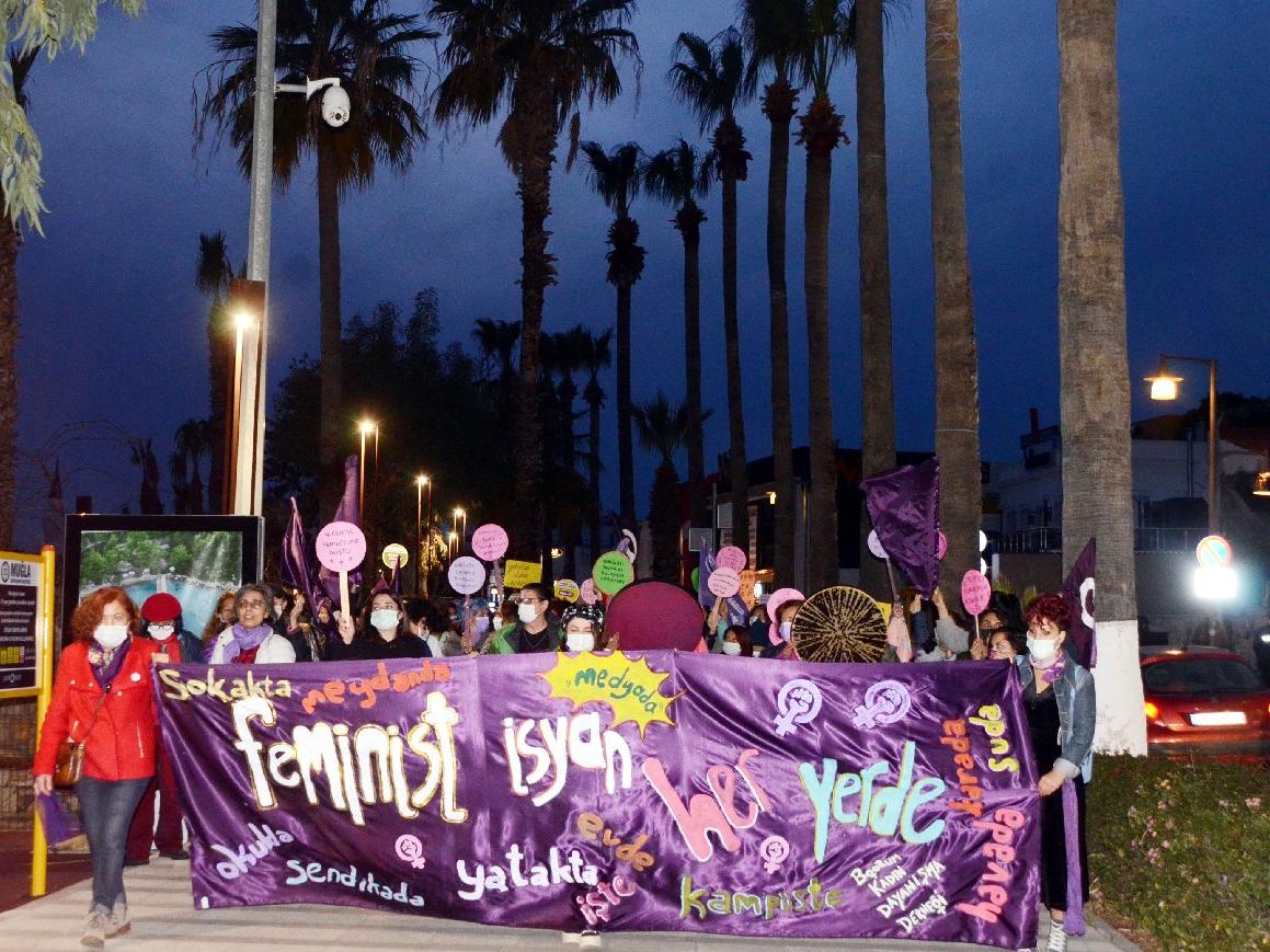 Bodrum’da feministlerden davullu, düdüklü gece yürüyüşü