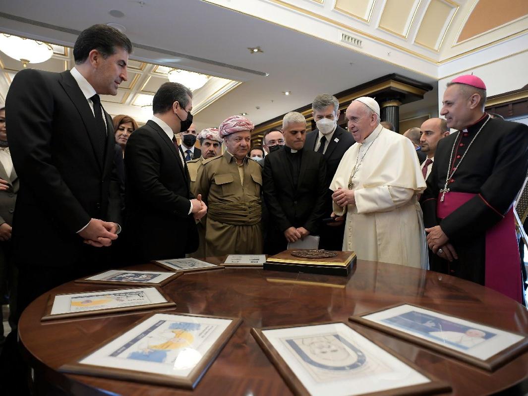 Papa ziyaretinde hatıra pulu skandalı