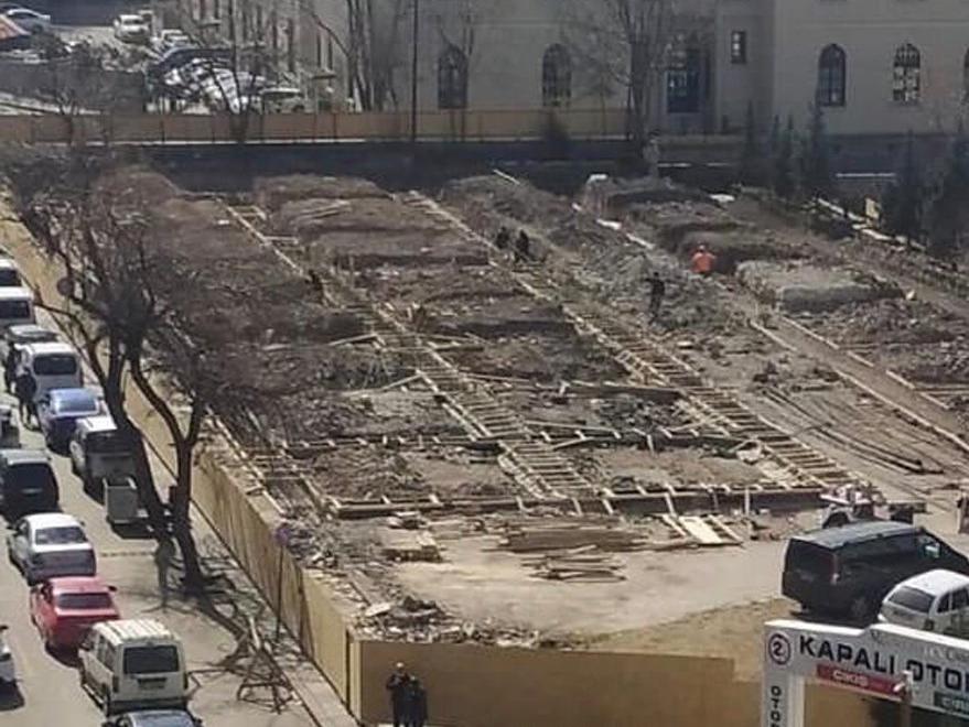 Ermeni ve Katolik mezarlarının üstüne dükkan yapılıyor
