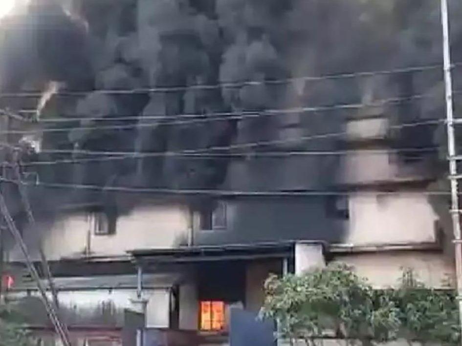 Hindistan'da kimyasal üretim fabrikasında yangın: Gökyüzü dumanlarla kaplandı
