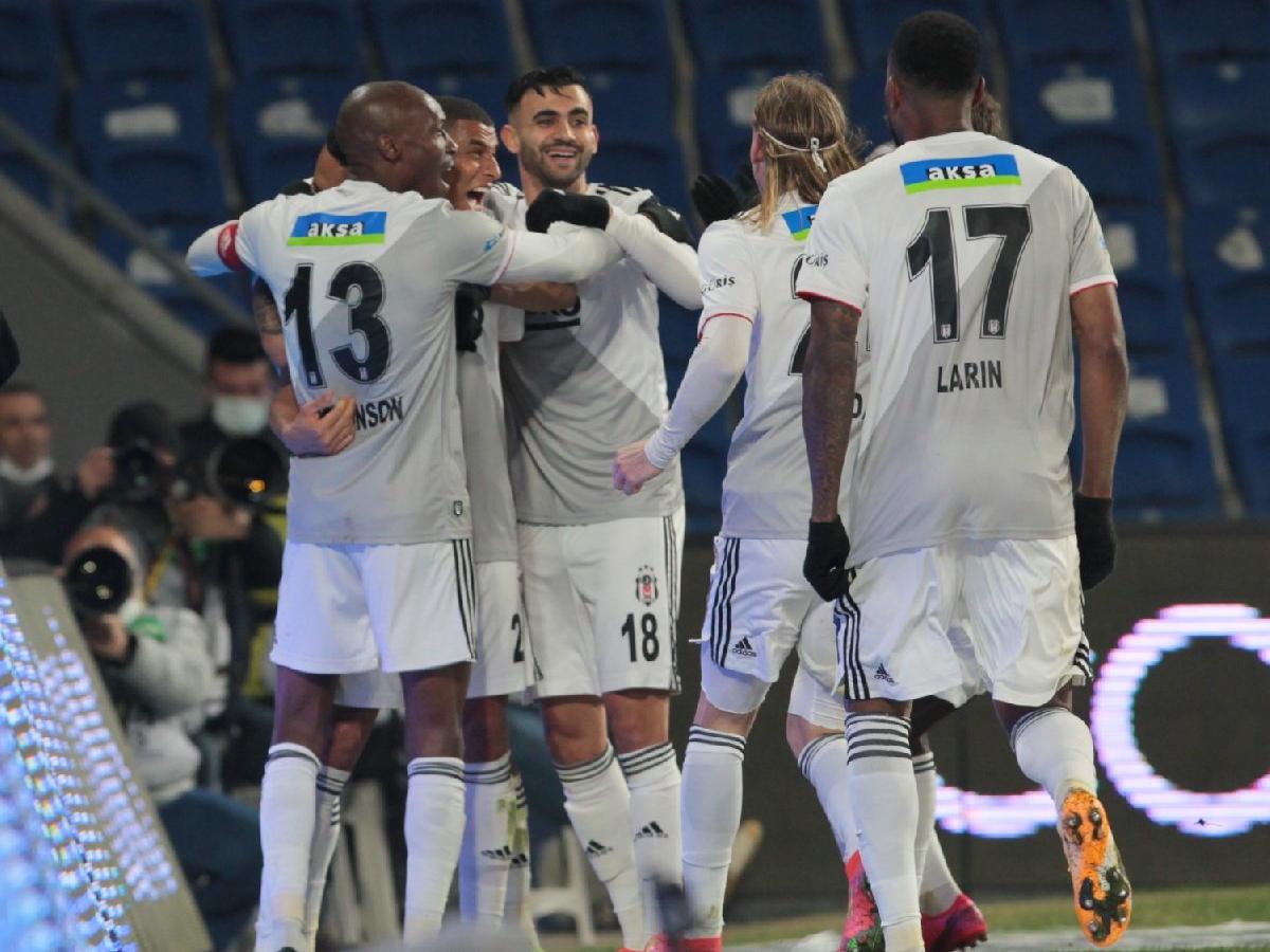 Lider Beşiktaş, Başakşehir'i devirdi! 5 gollü çılgın maç: 2-3