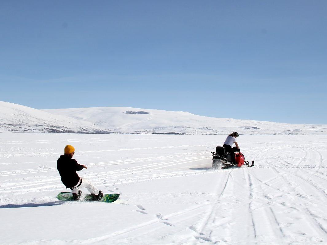 Buz tutan Çıldır Gölü'nde snowboard ve drift 