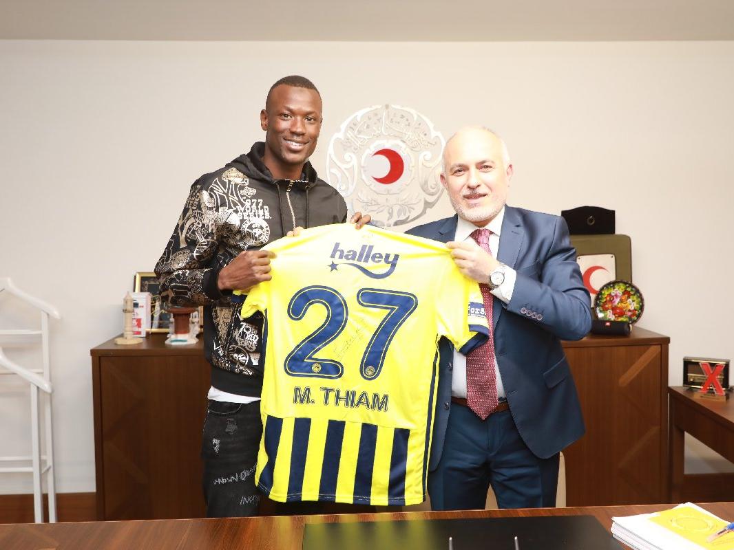 Fenerbahçeli golcü Mame Thiam’dan Kızılay’a işbirliği ziyareti