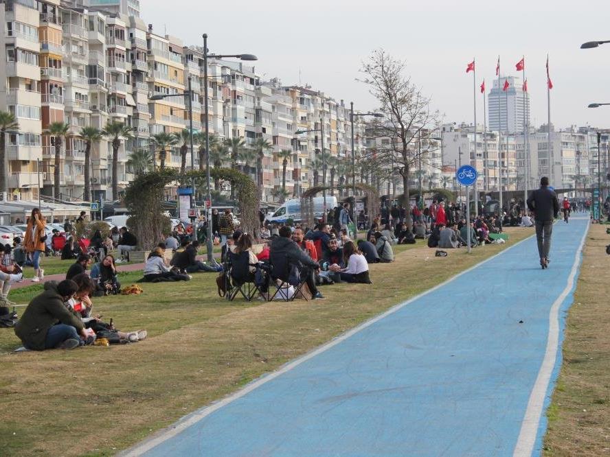 İzmir’de ‘kırmızı alarm’ uyarısına rağmen korkutan yoğunluk