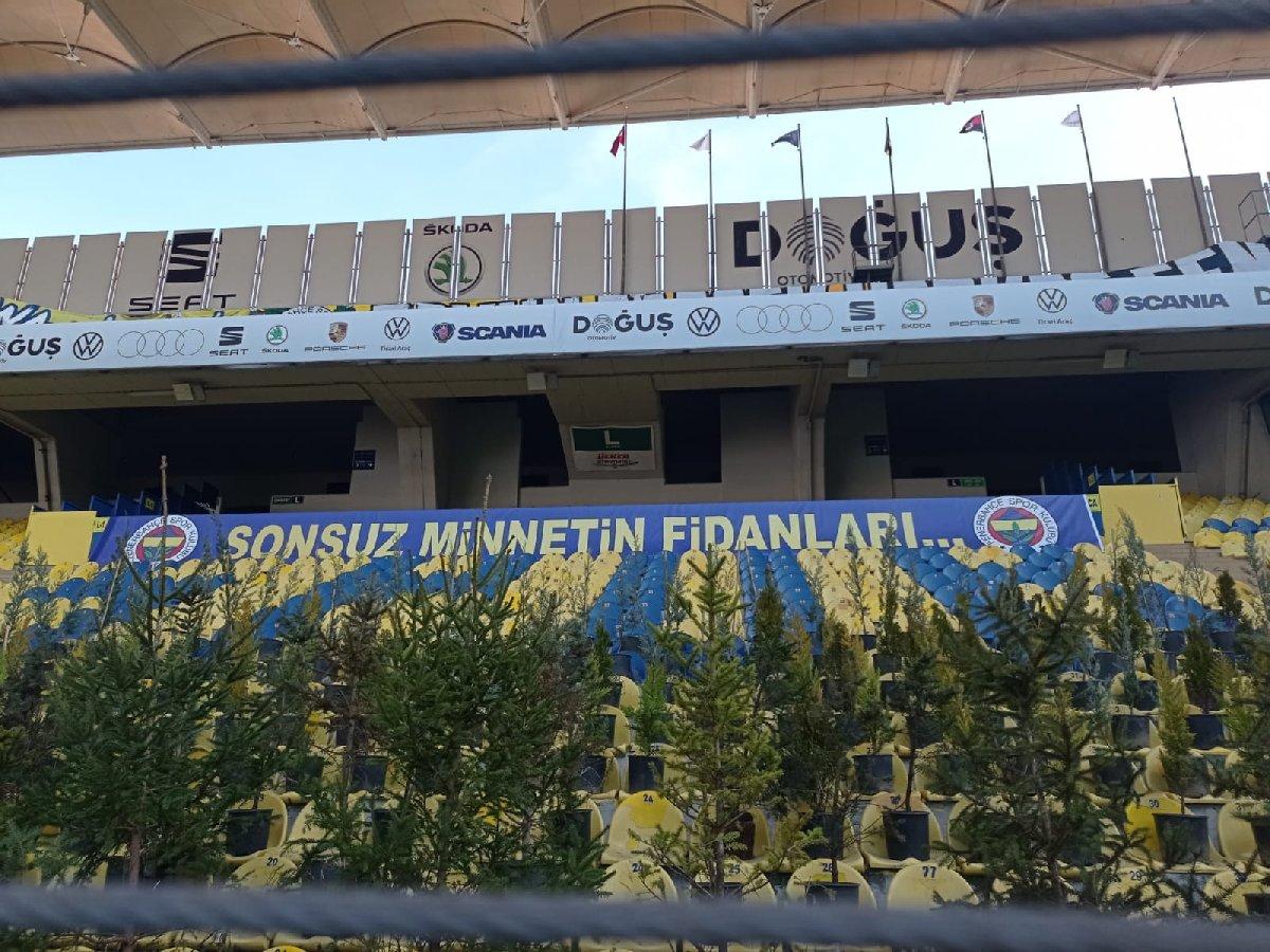 Fenerbahçe tribünlerinde fidanlar yer aldı!