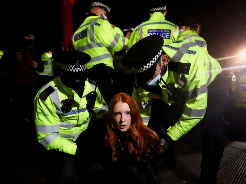 İngiltere öldürülen Sarah için ayakta: Kadınlara çok sert müdahale