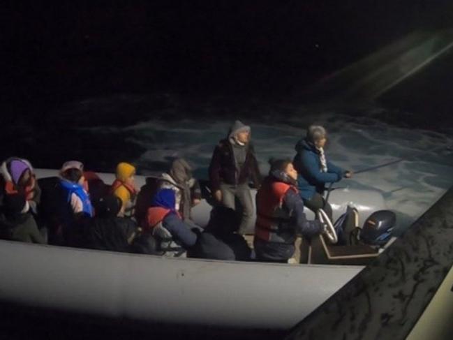 Babakale açıklarındaki 20 kaçak göçmen kurtarıldı