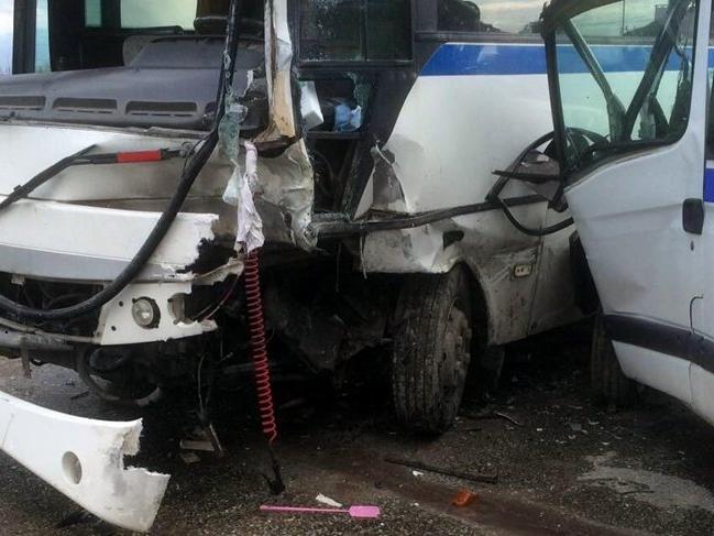 İki işçi servis minibüsü çarpıştı: 10 yaralı