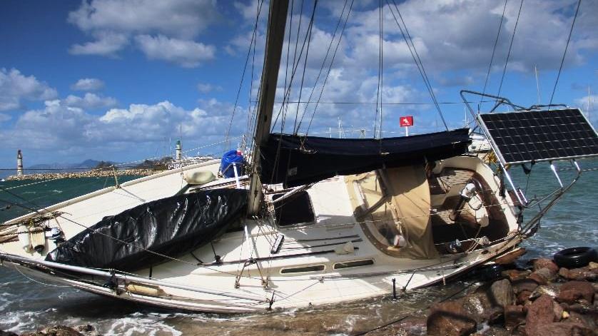 Bodrum’da fırtına tekneleri karaya sürükledi