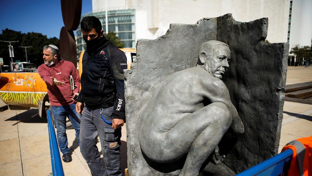 İsrail'de heykel krizi: Çıplak Netanyahu heykeli alarma geçirdi