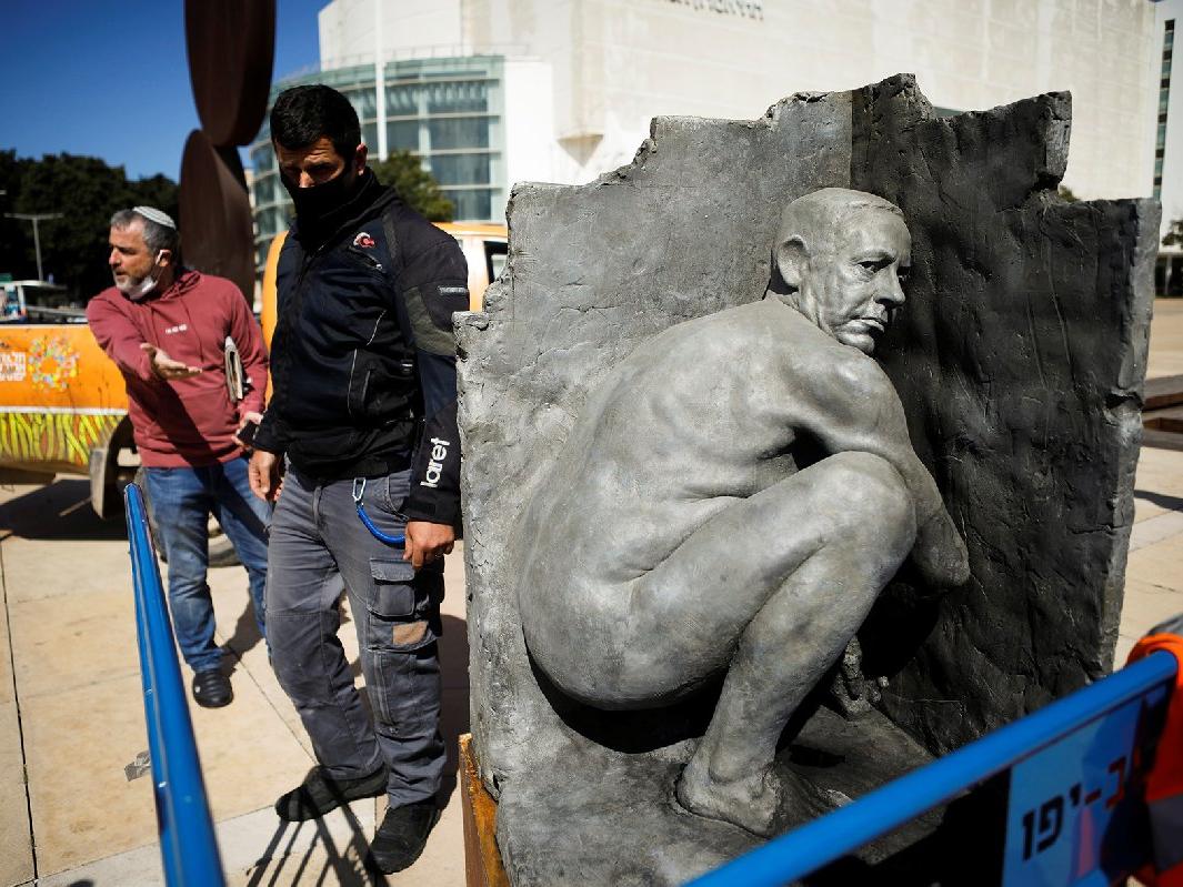 İsrail'de heykel krizi: Çıplak Netanyahu heykeli alarma geçirdi