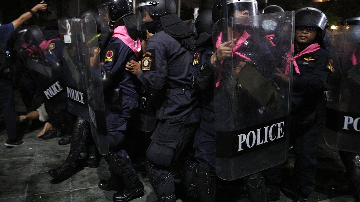 Tayland’da monarşi karşıtı protestocular polisle çatıştı