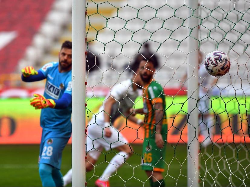 Konyaspor-Alanyaspor maçında altın vuruş... Tek gol üç puana yetti