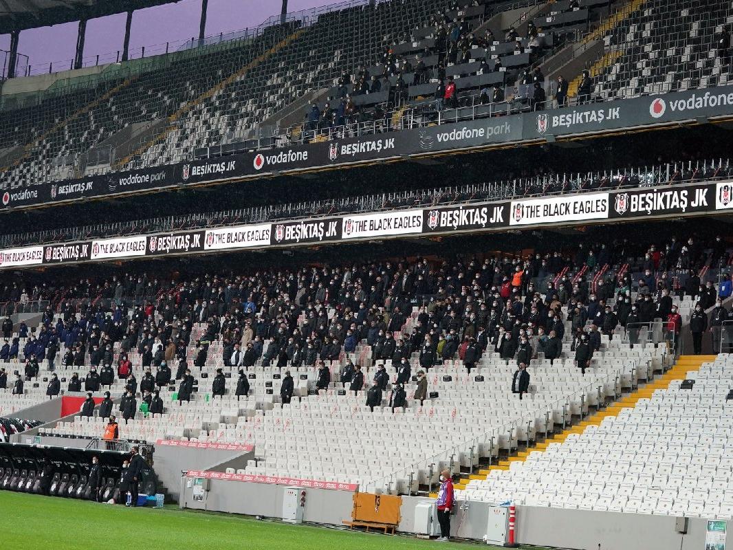 Beşiktaş-Fenerbahçe derbisinde taraftar tepkisi: 'Derbide yasak yok galiba!'