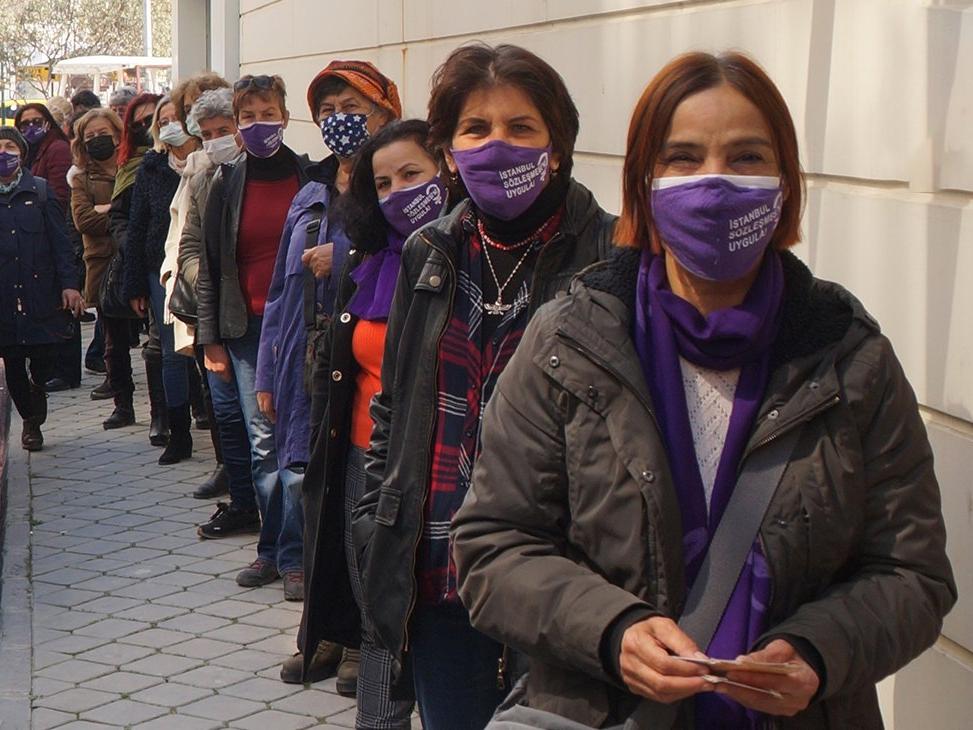 Kadınlar İstanbul Sözleşmesi kararının iptali için kuyruğa girdi