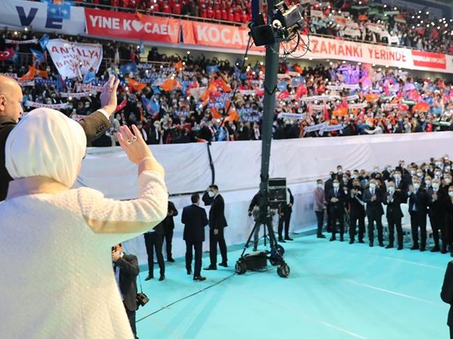 AKP Olağan Kongresi'ndeki sosyal mesafesiz kalabalığa ünlülerden sert tepki