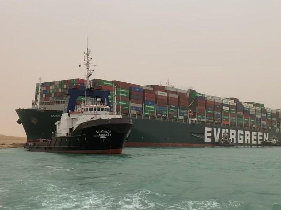 Dev gemi Süveyş Kanalı'nda karaya oturdu: Geçişler durduruldu