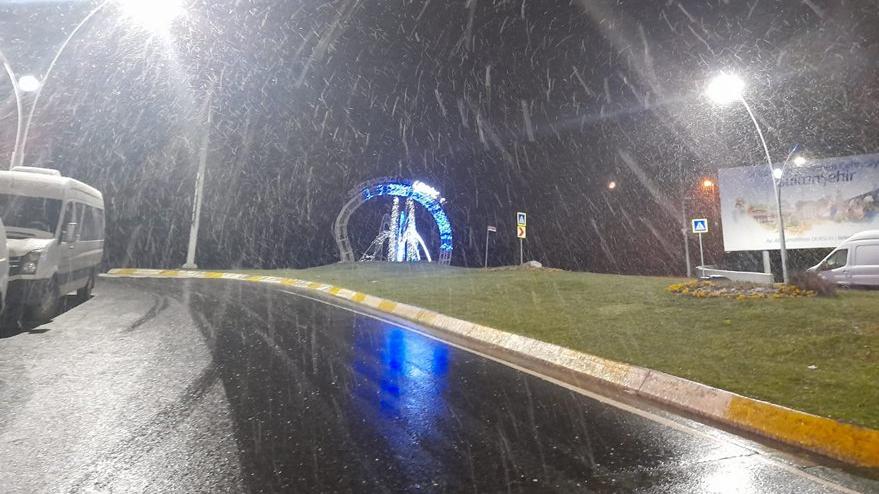 İstanbul'da gece aralıklarla kar yağışı etkili oldu