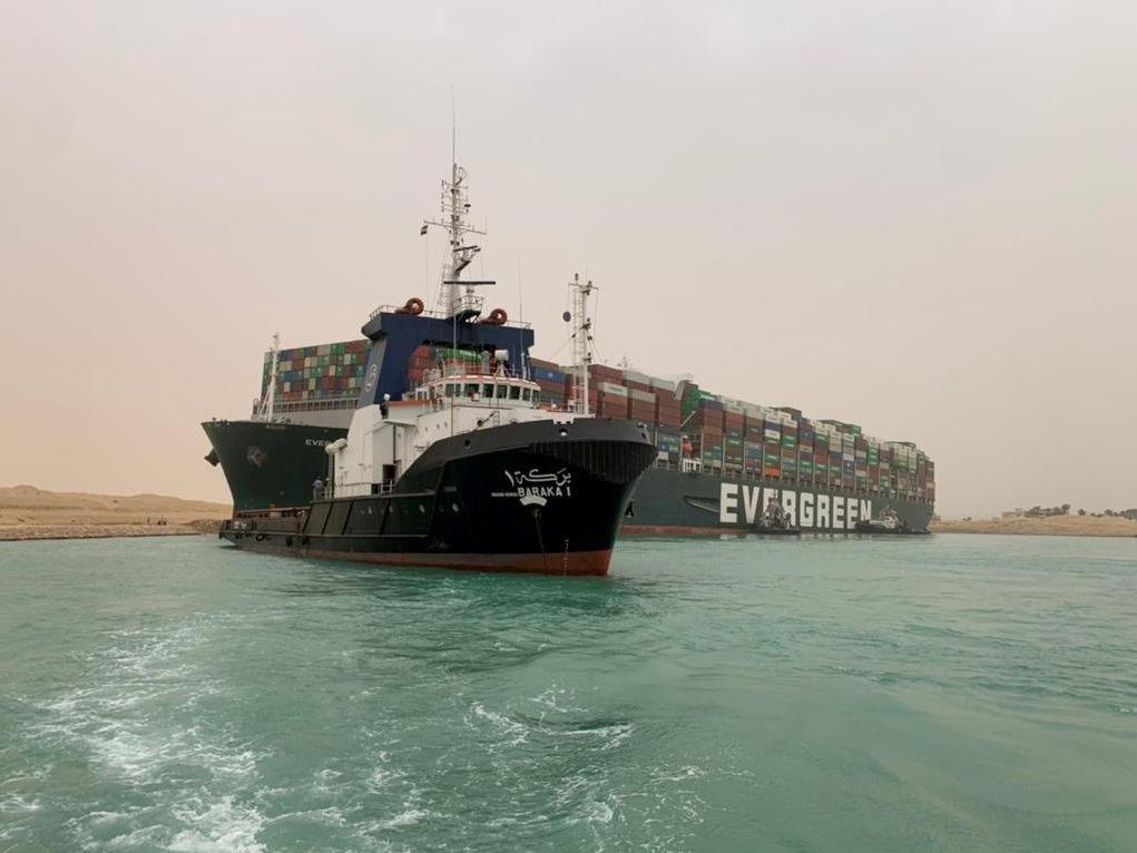 Süveyş Kanalı'ndaki kriz bitmiyor: Konteyner günlerdir çıkarılamıyor