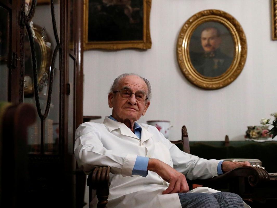 97 yaşındaki doktordan örnek mücadele: Her gün corona virüsüyle savaşıyor