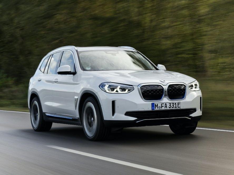 BMW'nin elektrikli SUV'si Türkiye'de satışa sunuldu