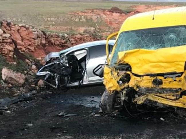Feci kaza... Otomobil ile hafif ticari araç çarpıştı: 4 ölü, 2 yaralı