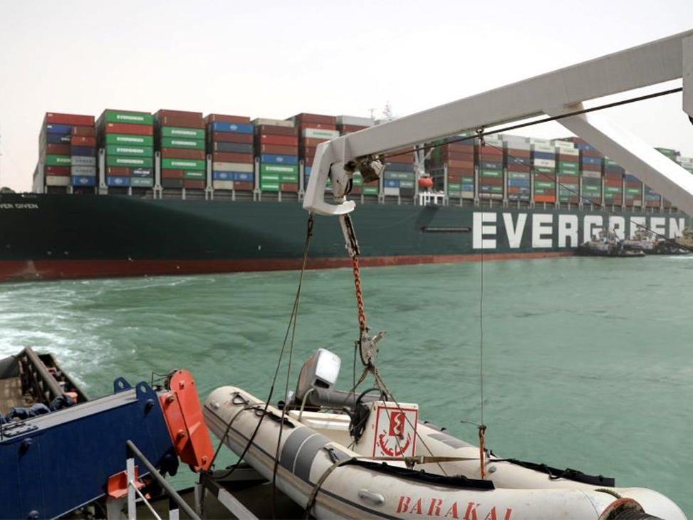 Süveyş Kanalı'nda 321 gemi bekliyor