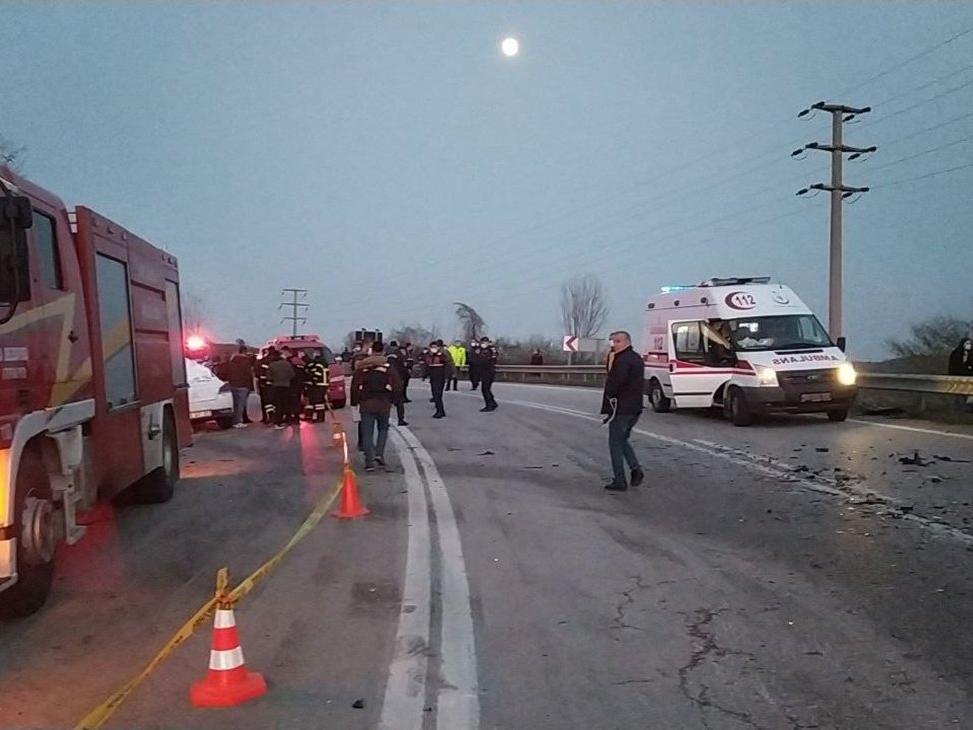 Yolcu otobüsü kaza yaptı: 3 ölü, 11 yaralı
