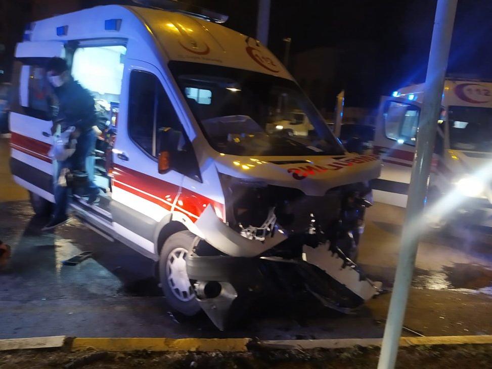 Hasta taşıyan ambulans kaza yaptı: 7 yaralı