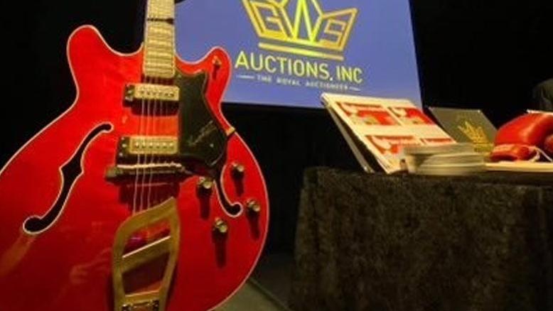 Elvis Presley’in gitarı rekor fiyata satıldı