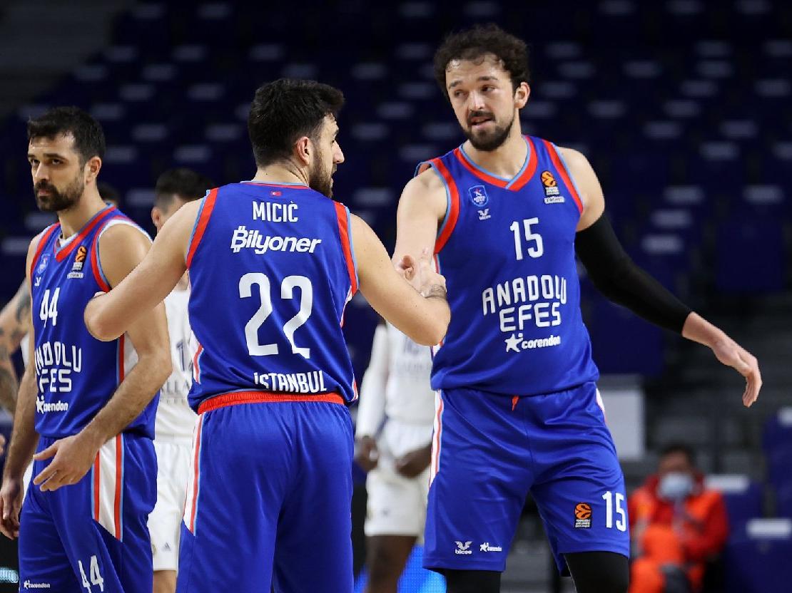 Anadolu Efes, Euroleague'de Play-Off'lara katılmayı garantiledi
