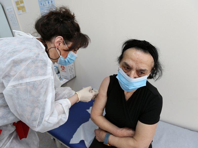 Berlin'den AstraZeneca aşısı kararı: Kadınlara yapılmıyor