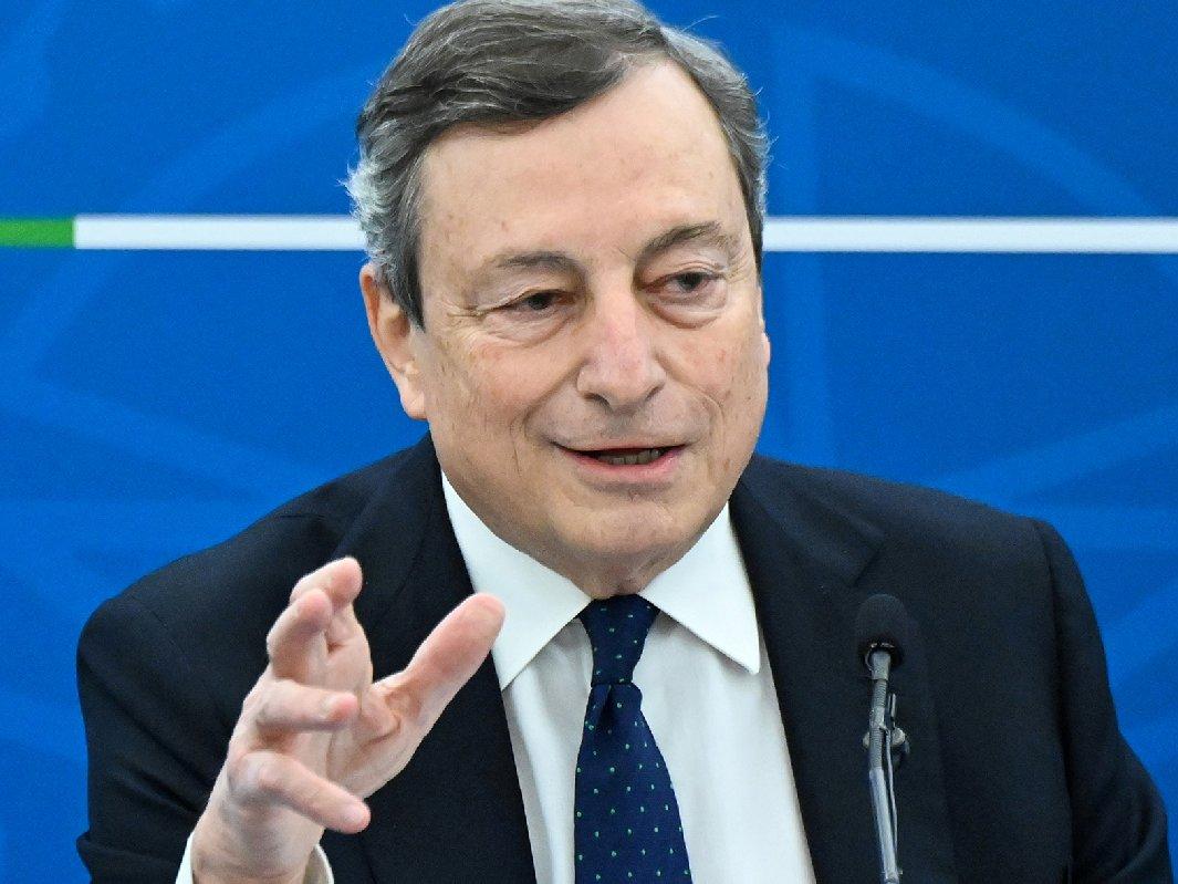 Dünya tartışmaya devam ederken.. İtalya Başbakanı Draghi AstraZeneca aşısı oldu