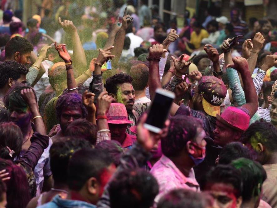 Hindistan'da Holi festivali kanlı bitti: 41 ölü