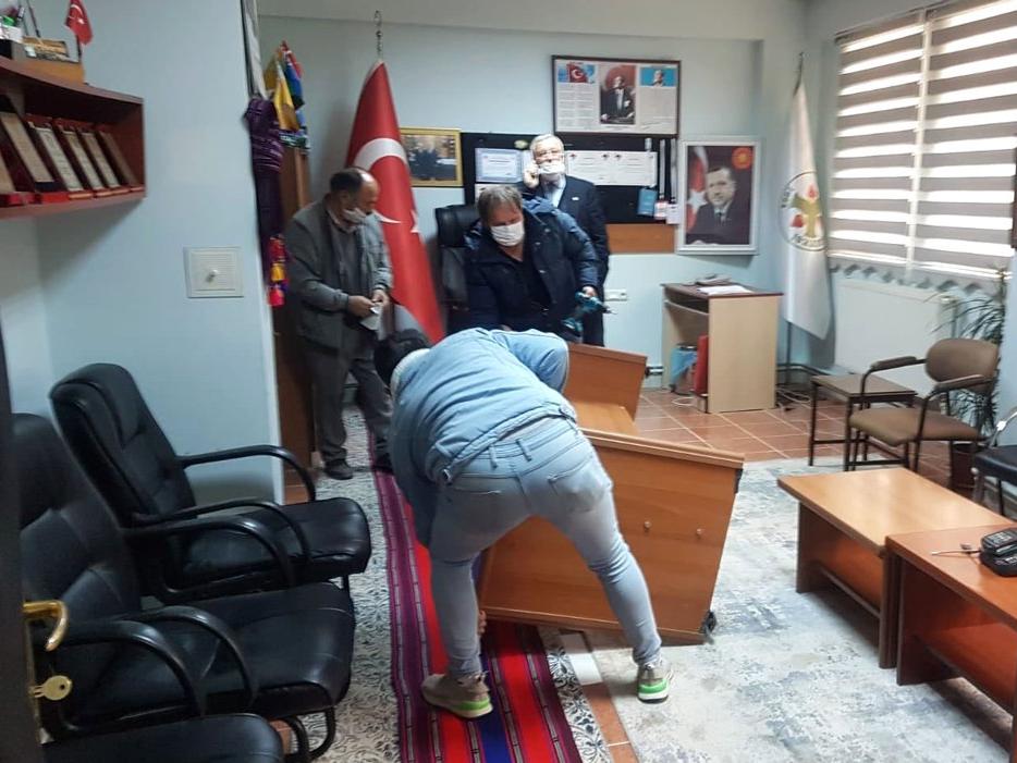 AKP'den kalan borçlar yüzünden MHP başkanın makam odasına icra geldi