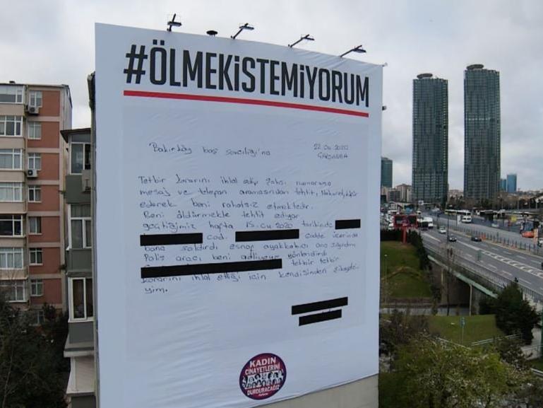 Kadınlar İstanbul’un ortasına dev afiş astı: Ölmek istemiyorum
