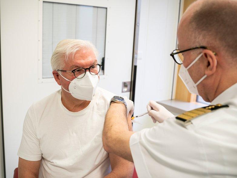 Almanya Cumhurbaşkanı tartışma yaratan aşıyı oldu